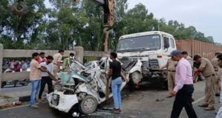 UP Road Accident: UP से दिल दहलाने वाली तस्वीरें , कार को रौंदते हुए निकला डंफर, 4 छात्रों की मौत