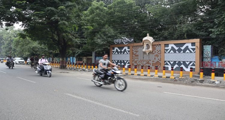 Indore: इंदौर का आरएनटी बनेगा मॉडल रोड, म्यूरल लगना शुरू