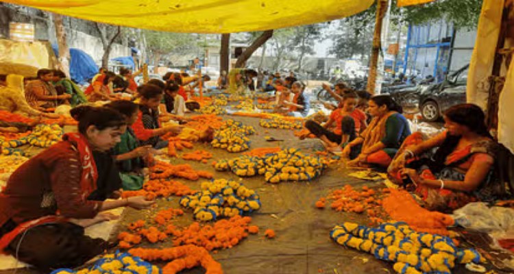 Ghazipur Flower Market: गाजीपुर मंडी में देसी गुलाब की सबसे अधिक मांग, थाईलैंड से आते है सबसे अधिक फूल