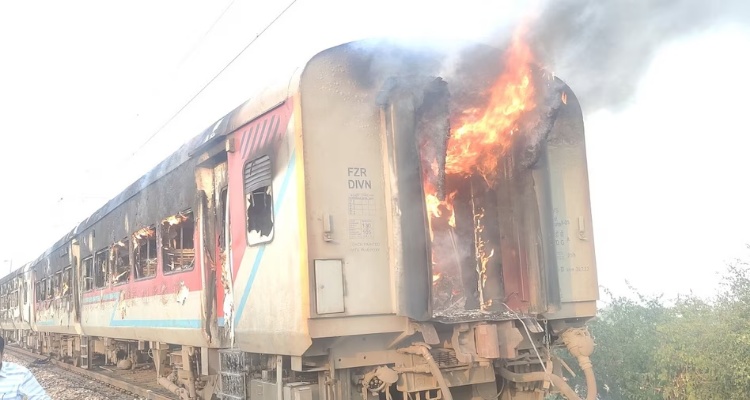 Madhya Pradesh Train fire: चलती ट्रेन में लगी भीषण आग, यात्रियों में मची भगदड़