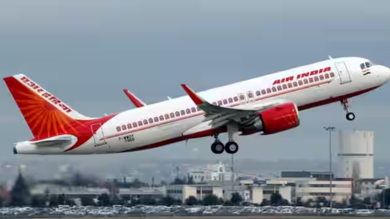 Air India Flight Diverted: न्यूयॉर्क जा रही एयर इंडिया की फ्लाइट को मिली बम की धमकी, दिल्ली में इमरजेंसी लैंडिंग