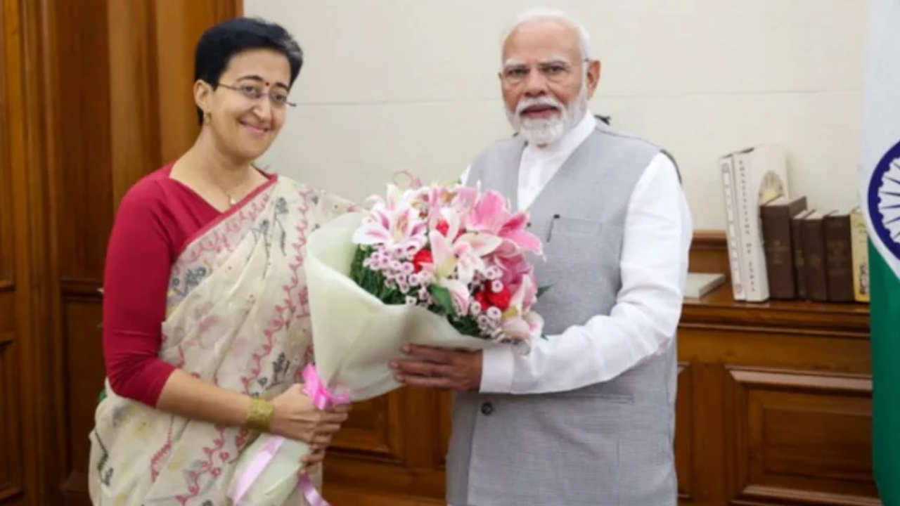 Atishi Meets PM Modi: दिल्ली की CM आतिशी ने की प्रधानमंत्री मोदी से पहली मुलाकात, सामने आई तस्वीर