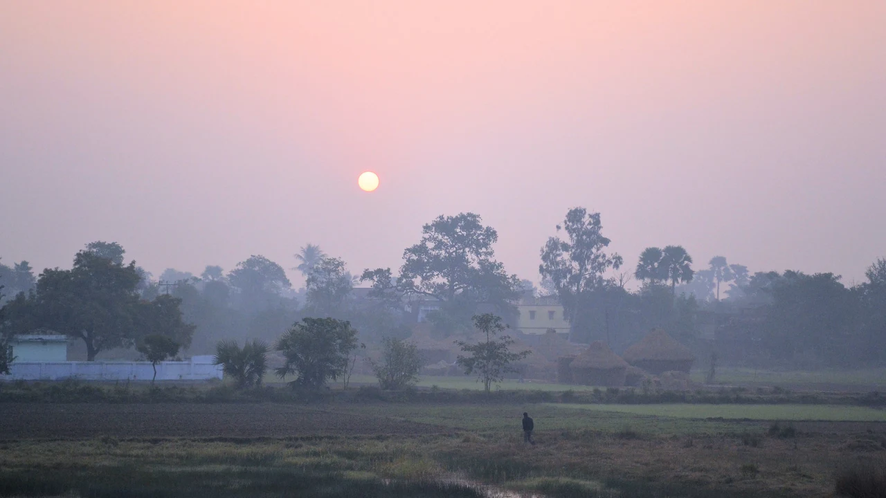 CG Weather: बदलने वाला है मौसम का हाल! ठंड की जल्द होगी एंट्री, जानें IMD का अपडेट