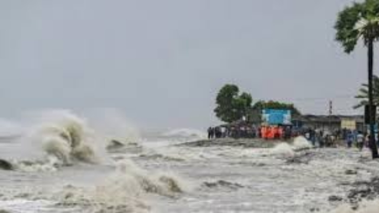 Chhattisgarh Weather: छत्तीसगढ़ चक्रवाती तूफान! इन जिलों में हो सकती है बारिश, कई ट्रेन रद्द