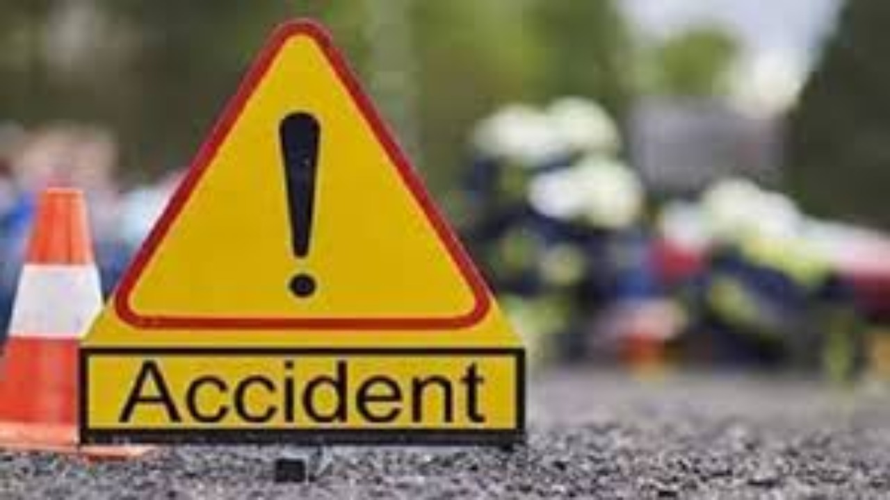 Road Accident: छत्तीसगढ़ में बाइक की पड़ी लकड़ी से भिड़ंत,1 मासूम की मौत 2 घायल