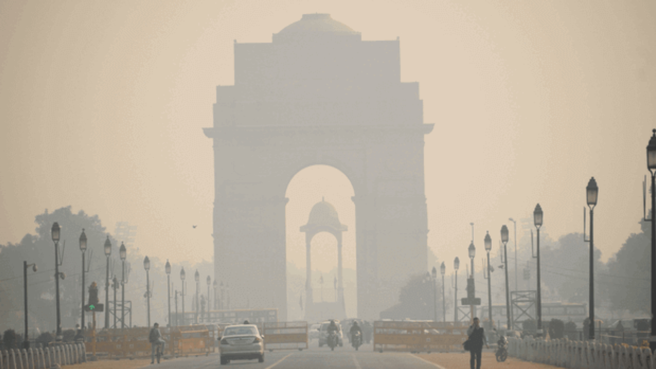 Delhi Air Pollution: राजधानी दिल्ली में प्रदूषण का स्तर खतरनाक, 13 हॉटस्पॉट्स की हवा बेहद खराब