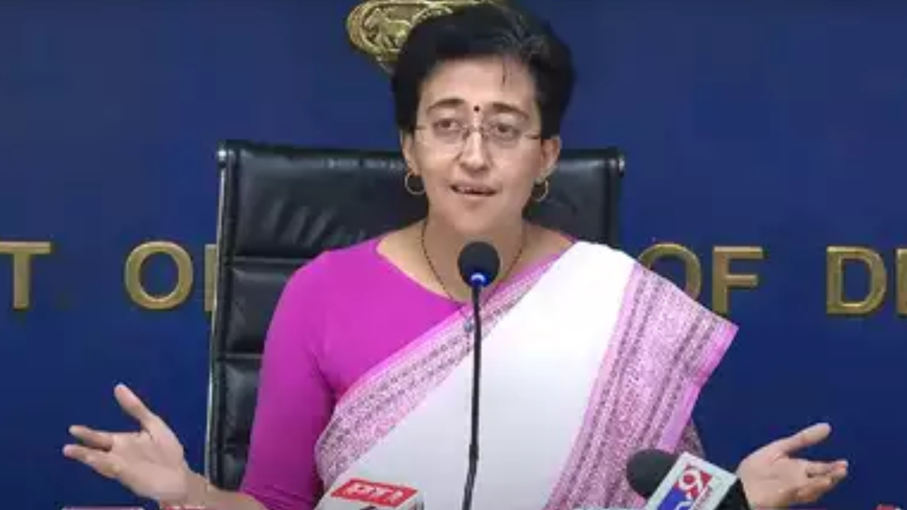 Delhi CM Atishi: दिल्ली में बिगड़ रही हवा की गुणवत्ता, जानें आतिशी सरकार ने क्या बताई इसकी वजह