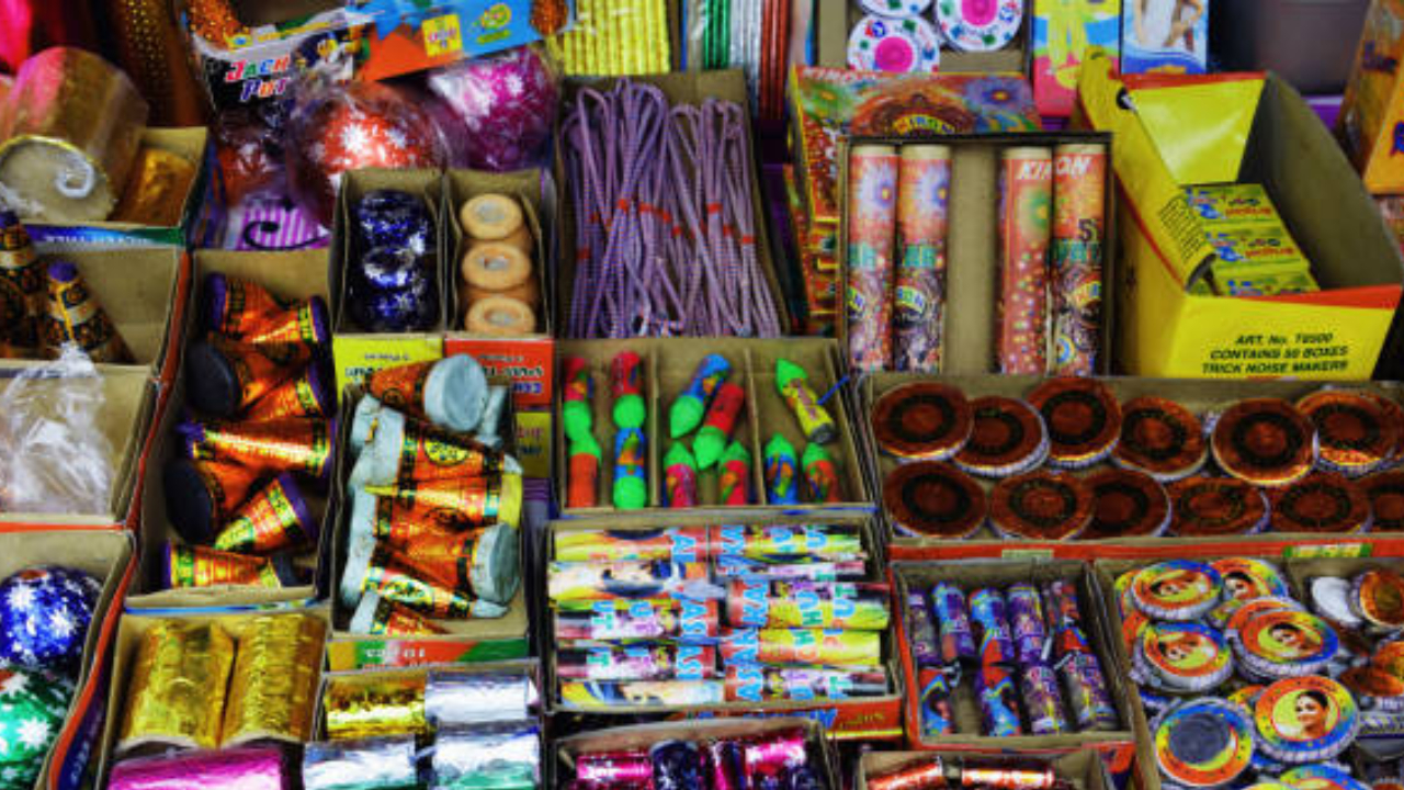 Delhi Fire Crackers Ban: इस दिवाली भी पटाखे फोड़ने पर पूरी तरह बैन, 1 जनवरी 2025 तक रहेगा लागू