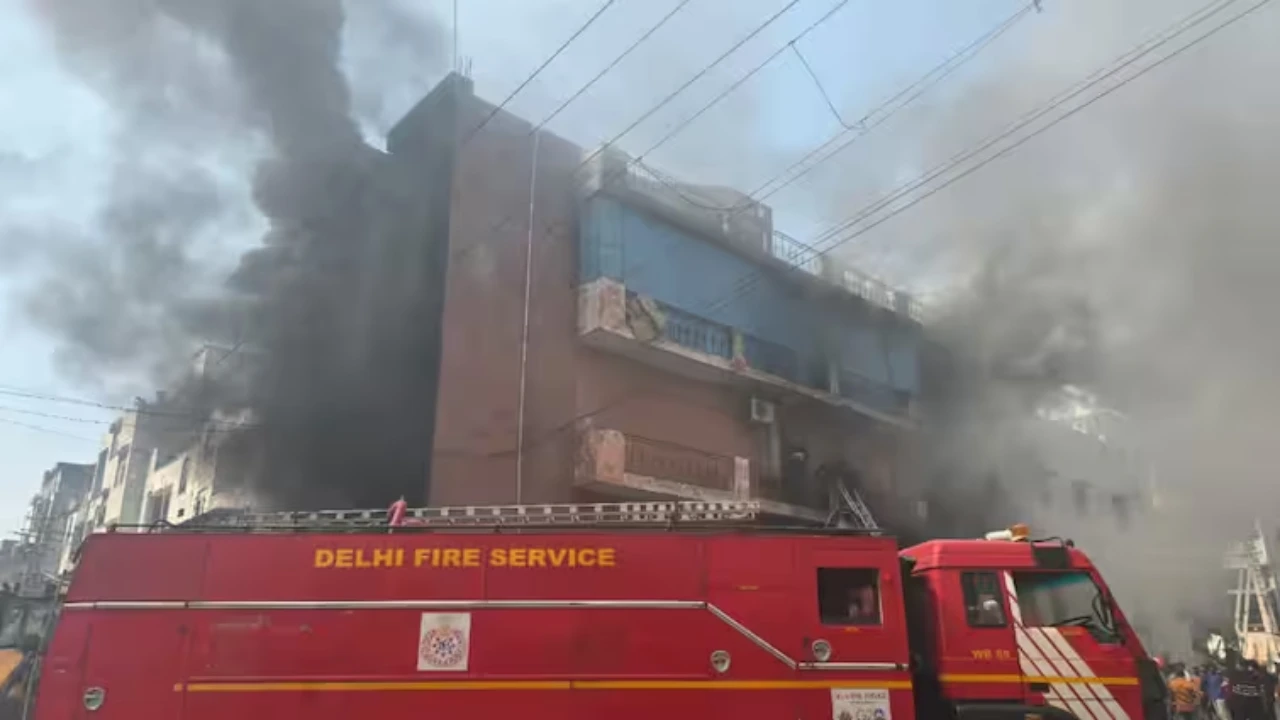 Delhi Fire: दिल्ली के बवाना इंडस्ट्रियल एरिया में लगी भीषण आग, मौके पर पहुंची दर्जनों दमकल की गाड़ियां