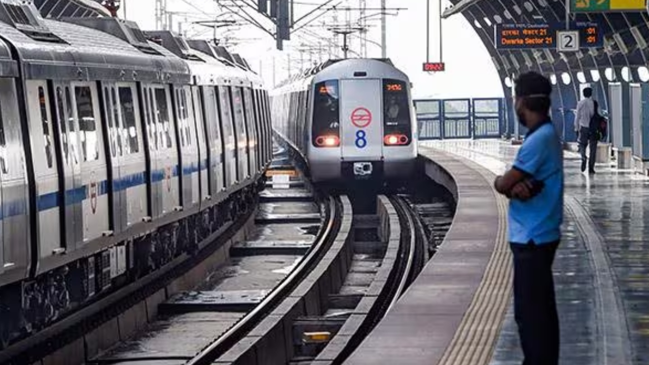 Delhi Metro News: टैगोर गार्डन मेट्रो स्टेशन पर पूर्व NIC कर्मचारी ने की आत्महत्या, सेवाएं प्रभावित