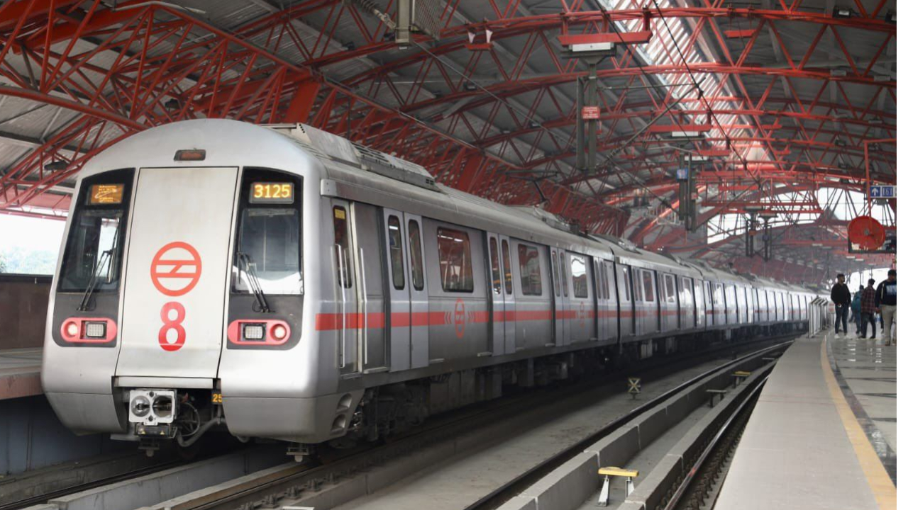 Delhi Metro News: रेड लाइन पर तकनीकी खराबी से यात्रियों को फिर हुई परेशानी, वेलकम-सीलमपुर के बीच सेवा बाधित