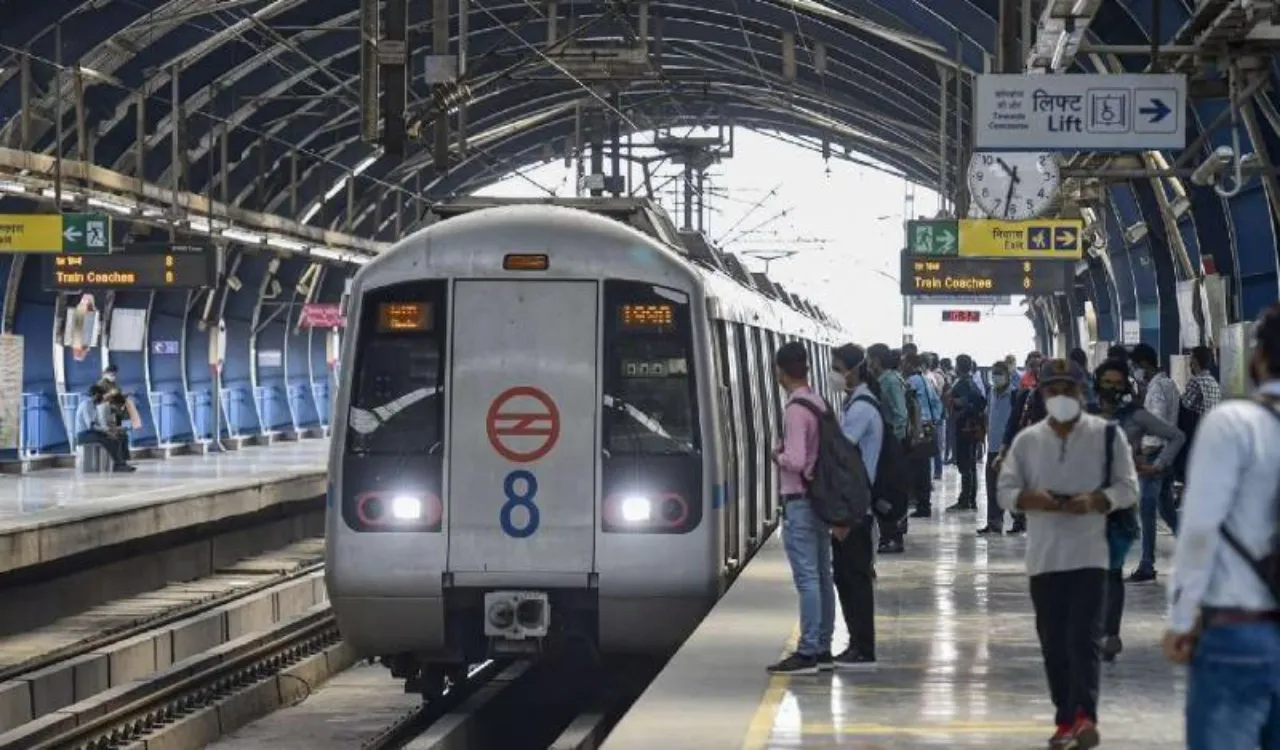 Delhi Metro: दीवाली को लेकर मेट्रो ने की खास तैयारी, भीड़ कम करने के लिए लगाएगी अतिरिक्त फेरे