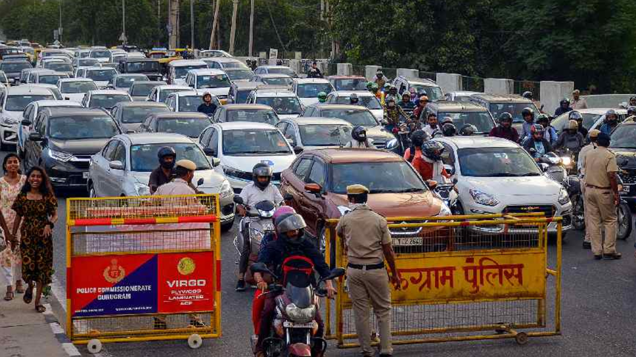 Delhi Police Traffic Advisory: नवरात्रि के दौरान इन रास्तों पर लगेगा जाम, पुलिस की गाइडलाइंस का करें पालन