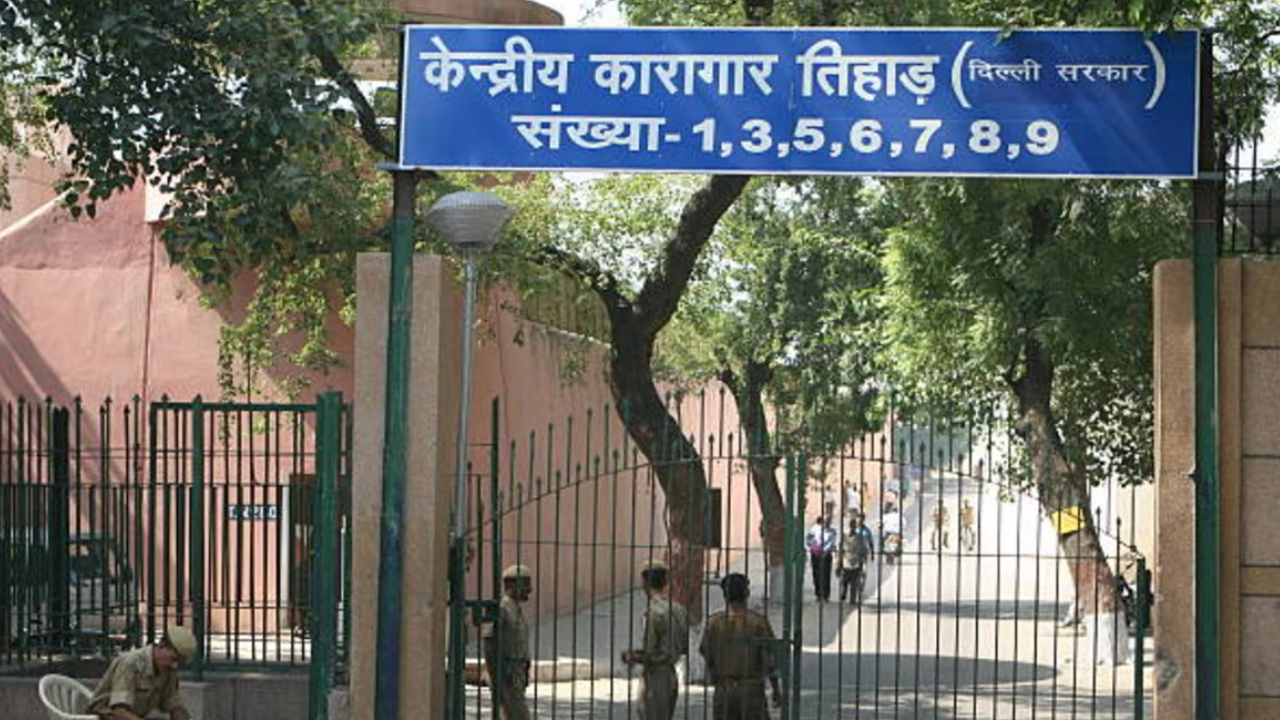 Delhi Tihar Jail News: तिहाड़ जेल में बड़ा फेरबदल, गैंगस्टर्स से संबंधों के शक में 55 कर्मियों का तबादला