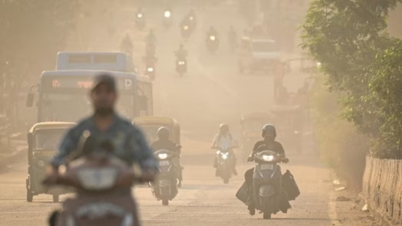 Delhi Today AQI: दिल्ली की हवा हुई बेहद खतरनाक, इन इलाकों में 300 के पार पहुंचा AQI