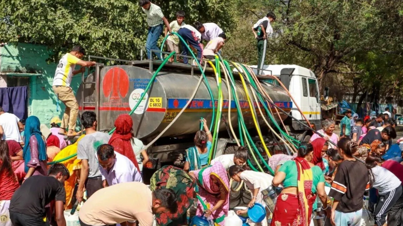 Delhi Water Supply: दिल्ली के कई इलाकों में 18 घंटे तक पानी की किल्लत, जल बोर्ड ने बताई वजह