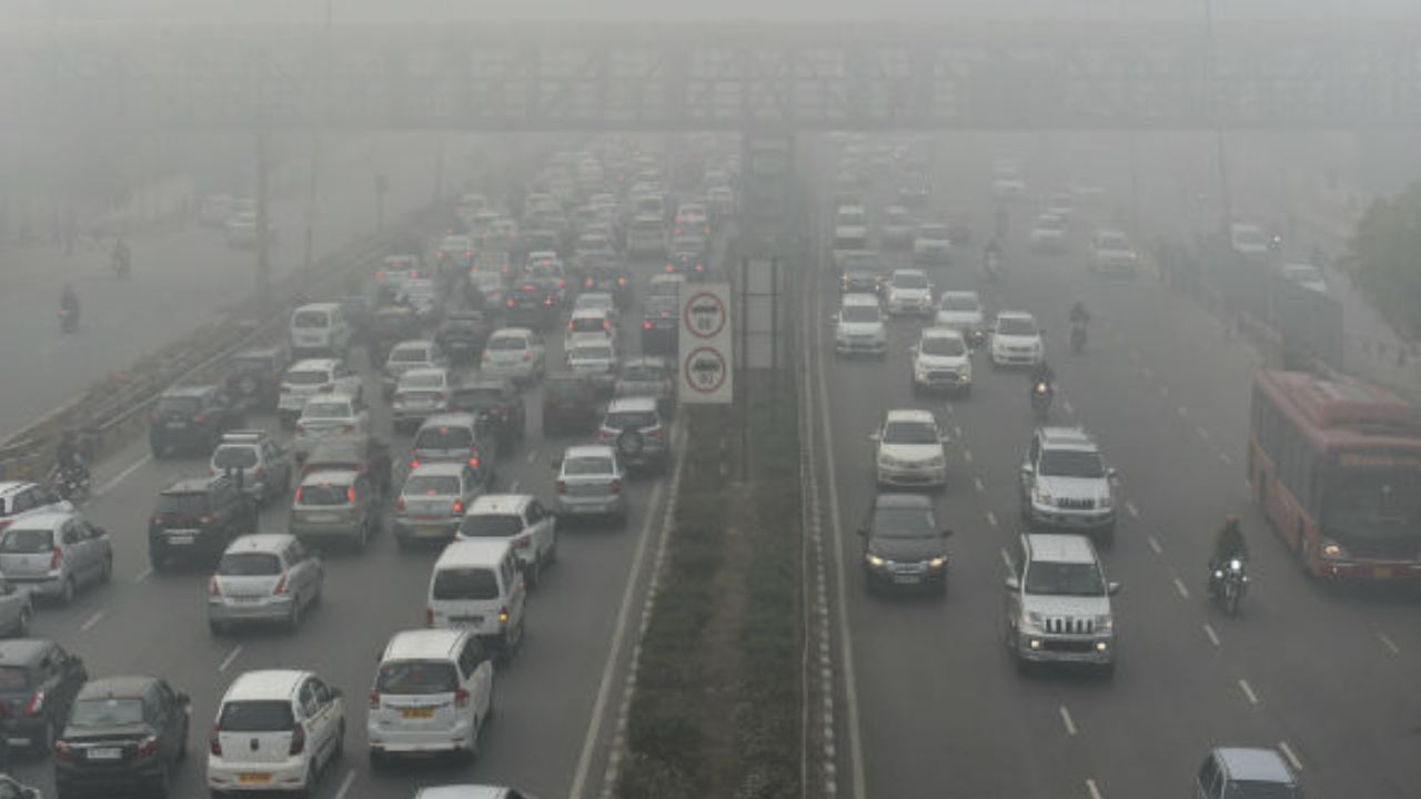 Delhi Weather Forecast: दिल्ली में मौसम और प्रदूषण, जानें आज का हाल, AQI खतरनाक स्तर पर