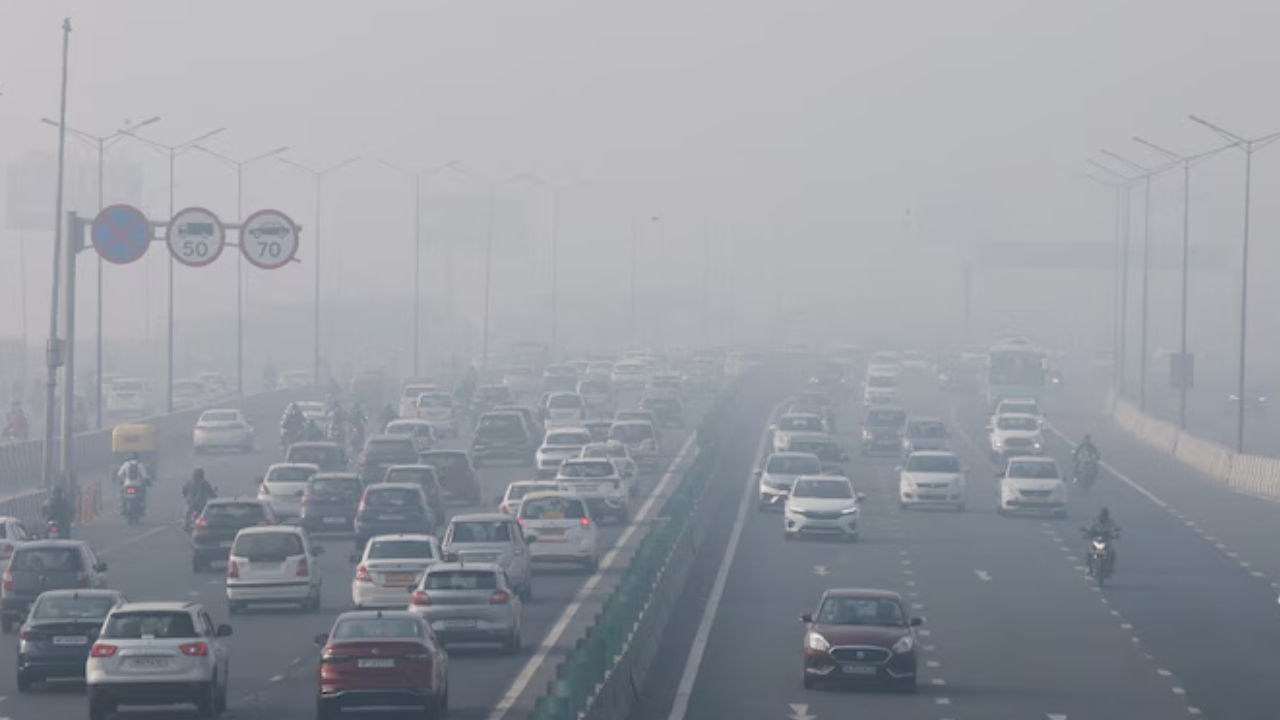 Delhi Weather Today: राजस्थान की गर्म हवाओं से दिल्ली में बढ़ रहा तापमान, 25 अक्टूबर के बाद लौटेगी ठंड