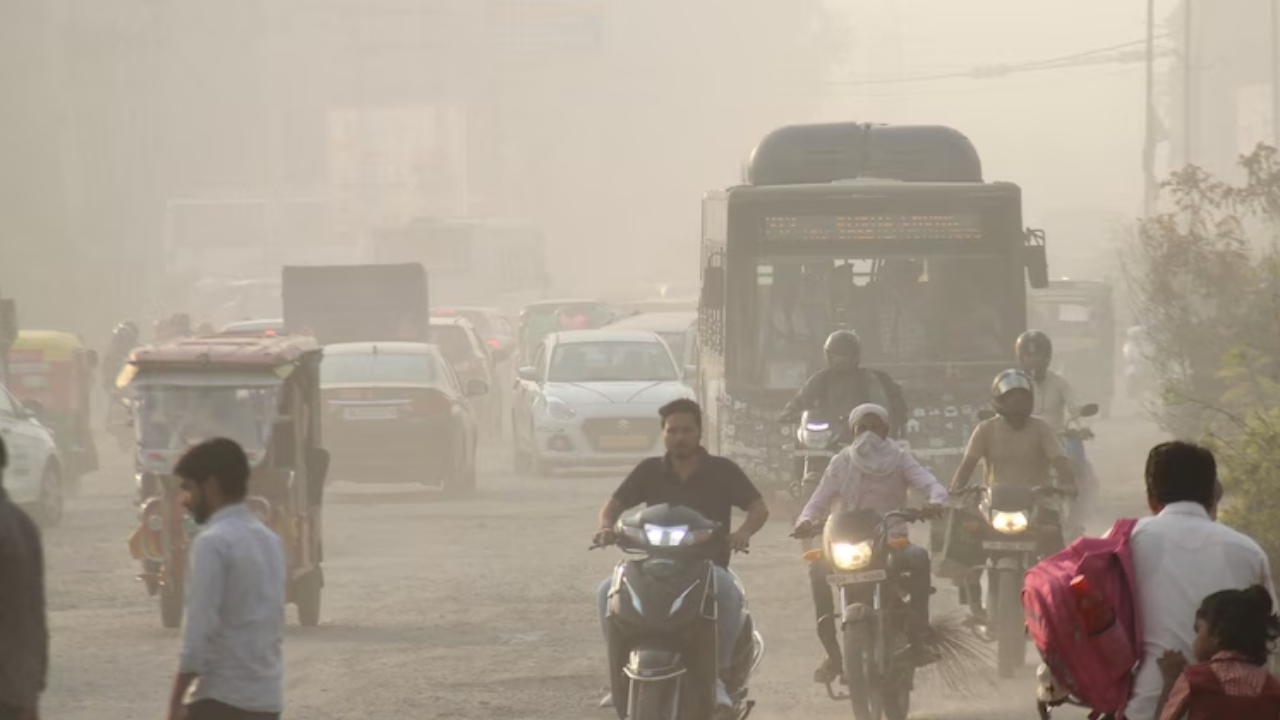 Delhi Weather Update: दिल्ली में बढ़ा वायु प्रदूषण, सर्दी के साथ बढ़ी हवा की खराबी