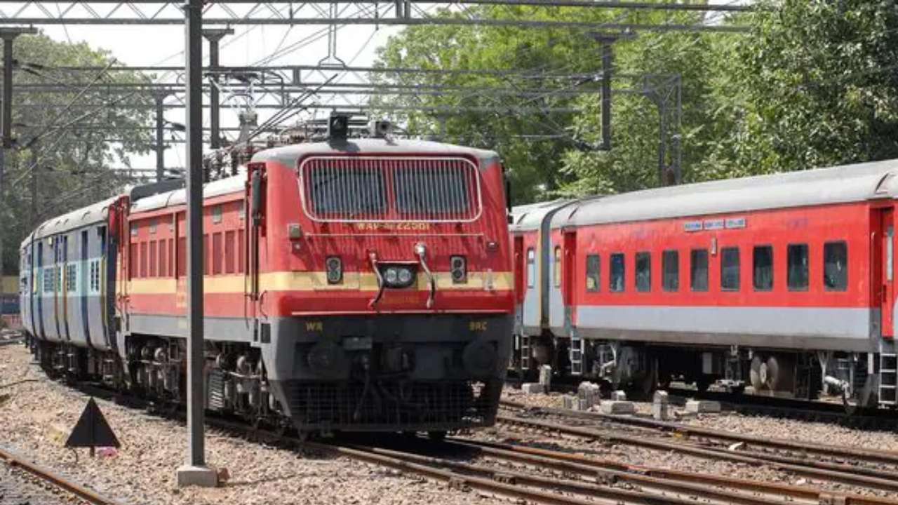 Diwali Chhath Special Train: त्योहारी सीजन में यात्रियों को मिलेगी राहत, रेलवे चलाएगी एक दर्जन स्पेशल ट्रेनें