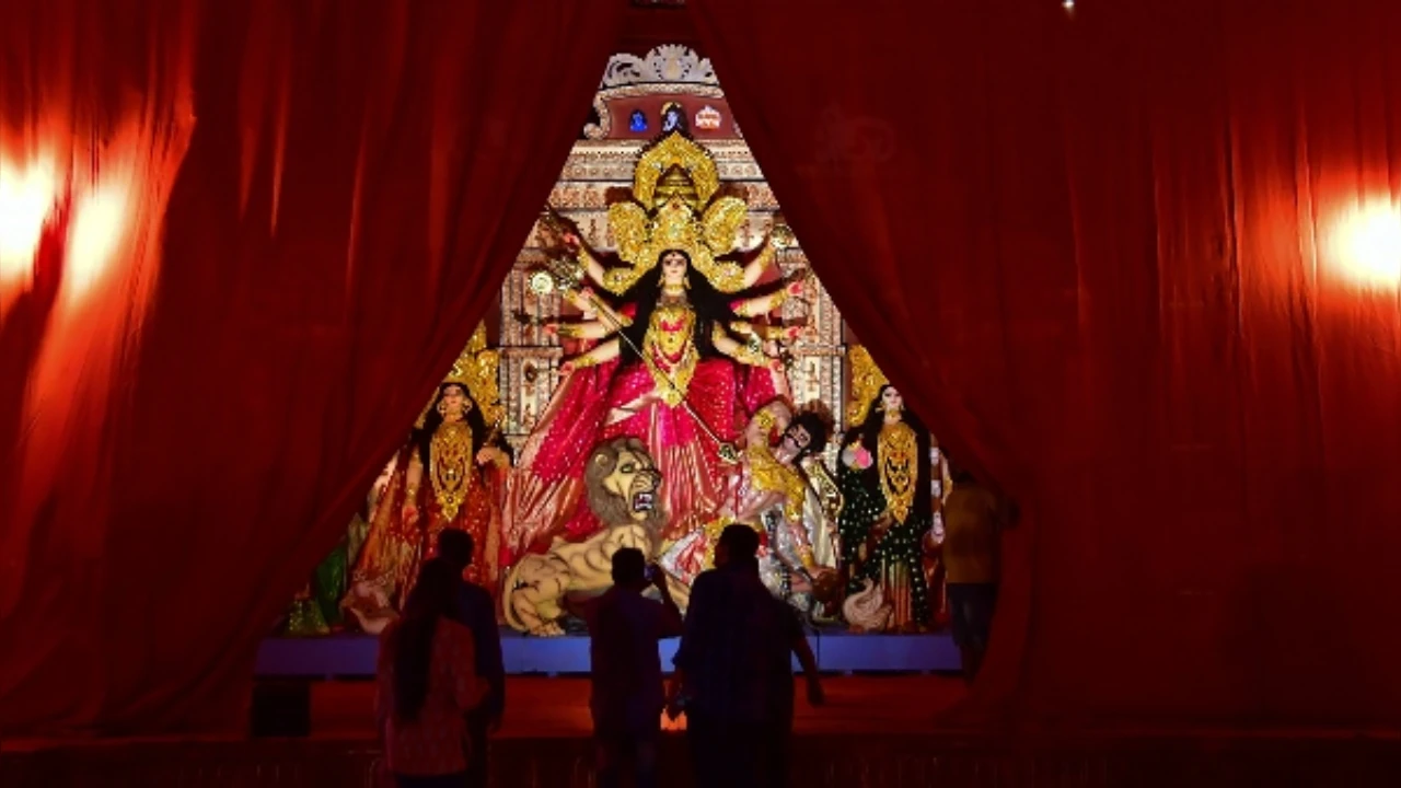 Durga Puja 2024: रावण बना स्मार्ट मीटर! नवरात्रि में आकर्षक पंडालों को देख रह जाएंगे चकाचौंध