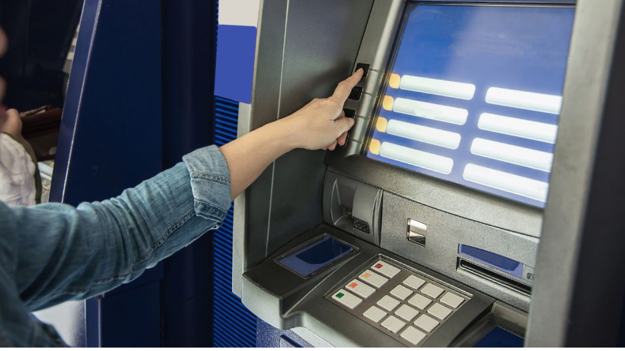 Greater Noida Crime News: ATM मशीन तोड़कर लूटपाट की कोशिश, मुठभेड़ में आरोपी गिरफ्तार कई हथियार बरामद