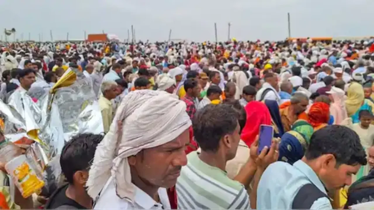 Hathras Satsang Stampede: हाथरस भगदड़ मामले में पुलिस ने की 3200 पेजों की चार्जशीट, भगदड़ में गई थी 121 लोगों की जान