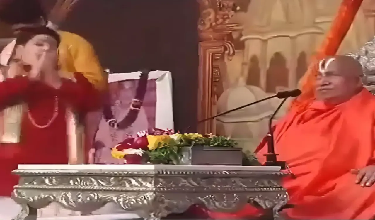 Jagadguru Rambhadracharya: 'बहुत मूर्ख लड़का है…', 'बाल संत' अभिनव अरोड़ा पर भड़के जगद्गुरु रामभद्राचार्य, जानें पूरा मामला?