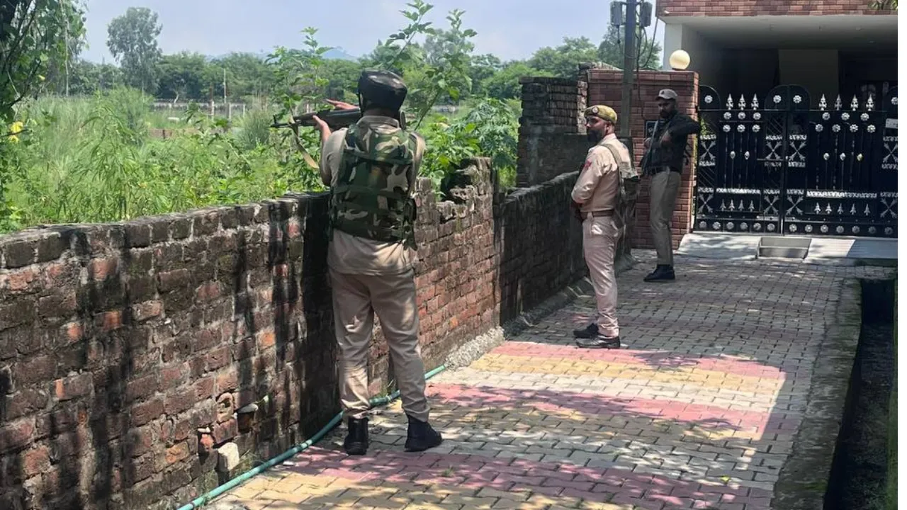 जम्मू कश्मीर में आतंकियों ने की ये कायराना हरकत, सुनकर खौल जाएगा देश के हर हिंदुओं का खून