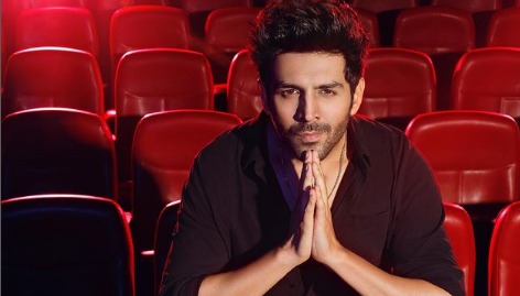 भगवान शिव और साईं बाबा के आगे हाथ जोड़े पूजा करते नजर आए Kartik Aaryan, भड़क गए लोग, जाने मामला