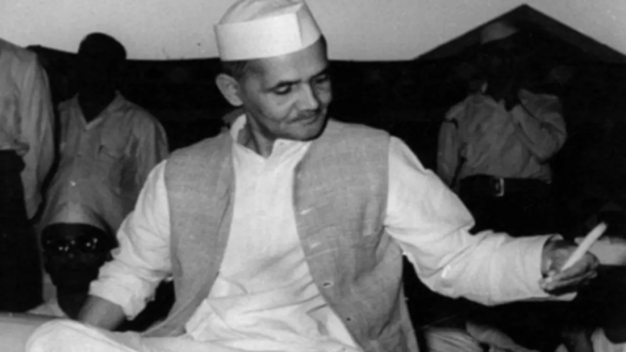 Lal Bahadur Shastri Birthday: जब बेटे के सरकारी कार इस्तेमाल करने पर पुर्व पीएम ने खुद चुकाया बिल, जानें लाल बहादुर शास्त्री से जुड़े इस किस्से के बारे में