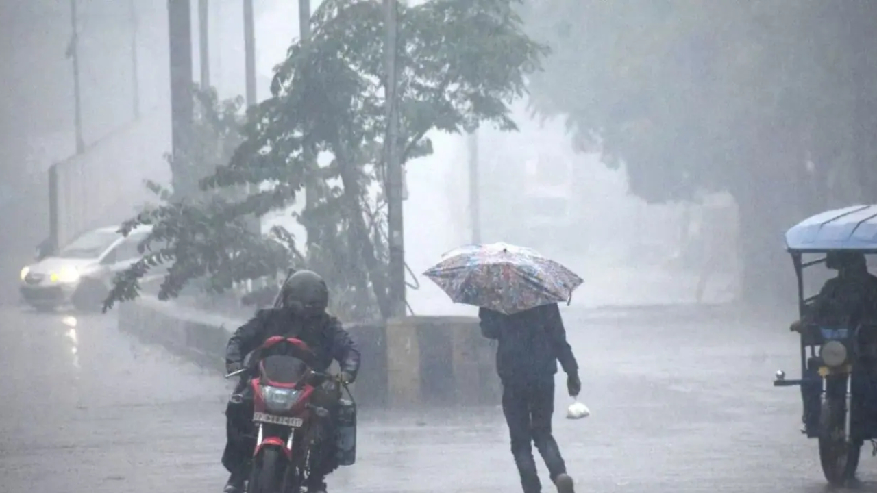 MP Weather Alert: दिवाली की खुशियों पर बारिश का साया, 9 जिलों में बूंदाबांदी का अनुमान