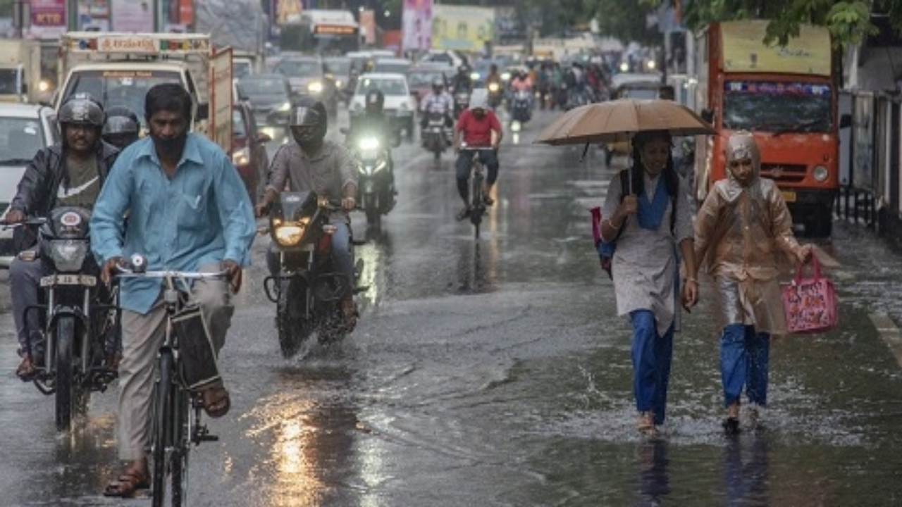 MP Weather Today: मानसून की विदाई से पहले मध्य प्रदेश में भारी बारिश, 26 जिलों में अलर्ट