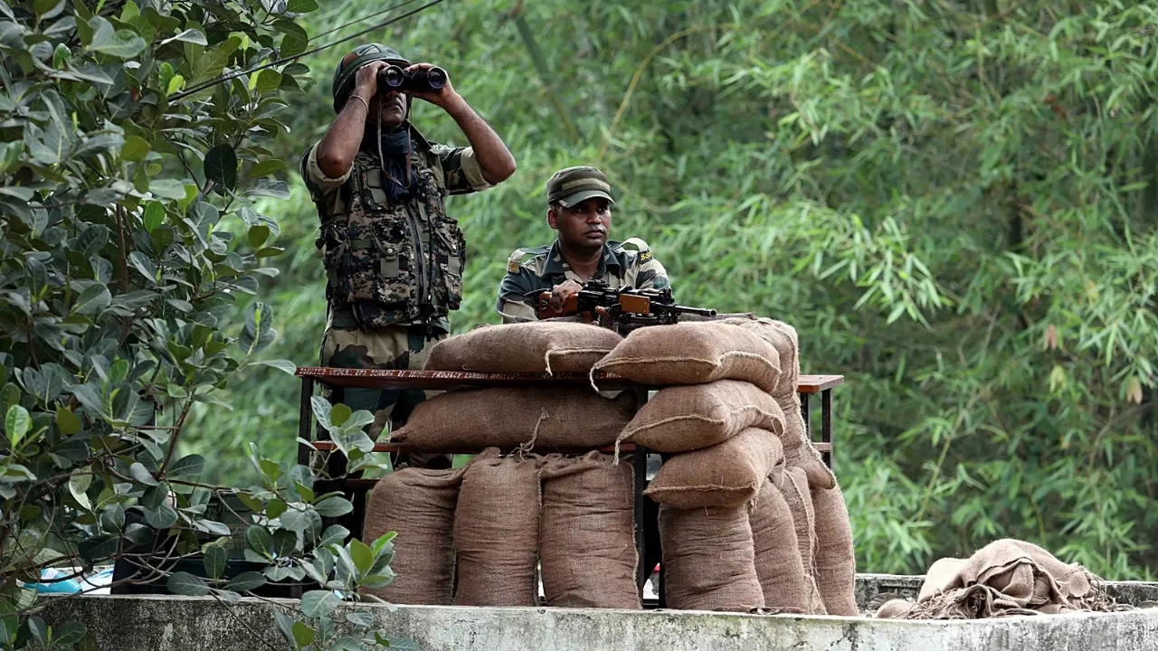 छत्तीसगढ़ के बस्तर बड़ा मुठभेड़, 30 नक्सली ढेर, कई हथियार हुए बरामद