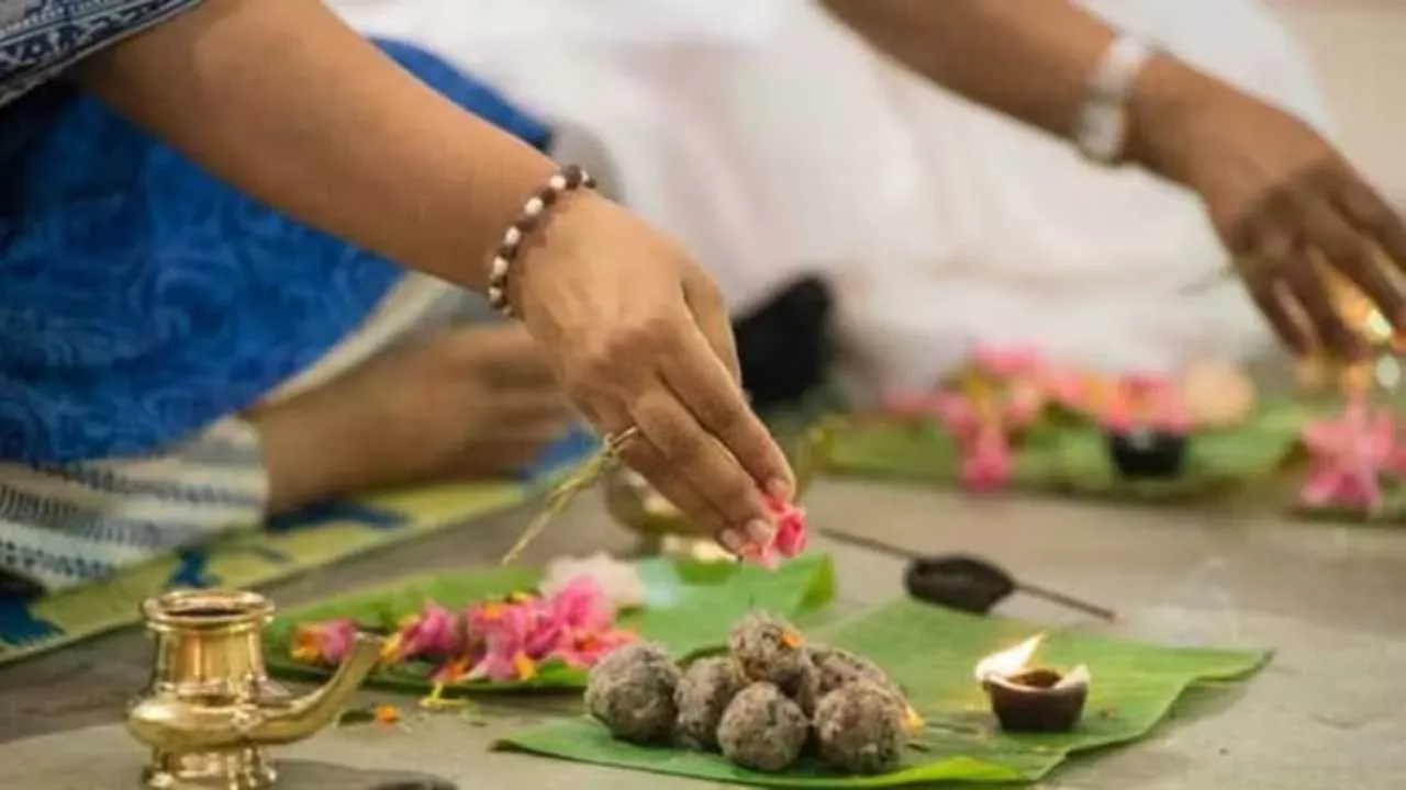 पितृपक्ष के आखिरी दिन पितरों को ऐसे करें विदाई, इस विधि से की पूजा तो मिलेगा जिंदगी भर का आशीर्वाद