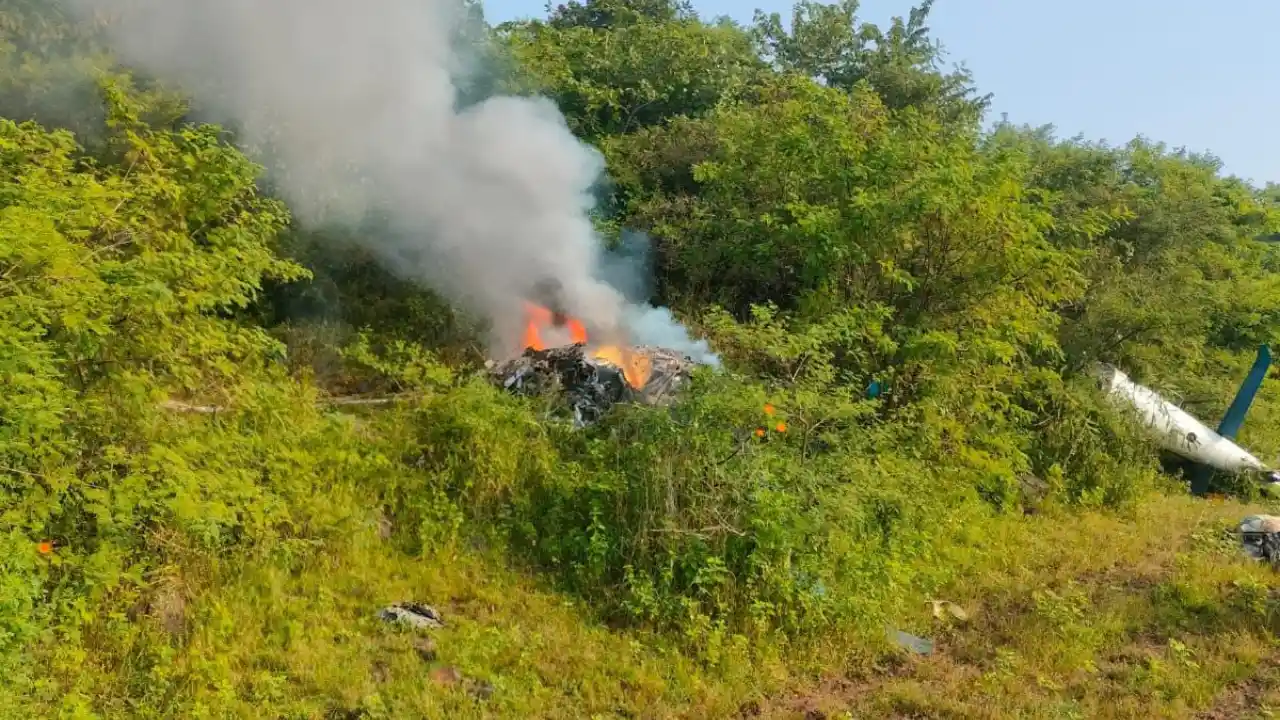 Helicopter Crashes: Pune में हुआ दर्दनाक हादसा, 3 लोगों को ले जा रहा हेलीकॉप्टर हुआ दुर्घटनाग्रस्त