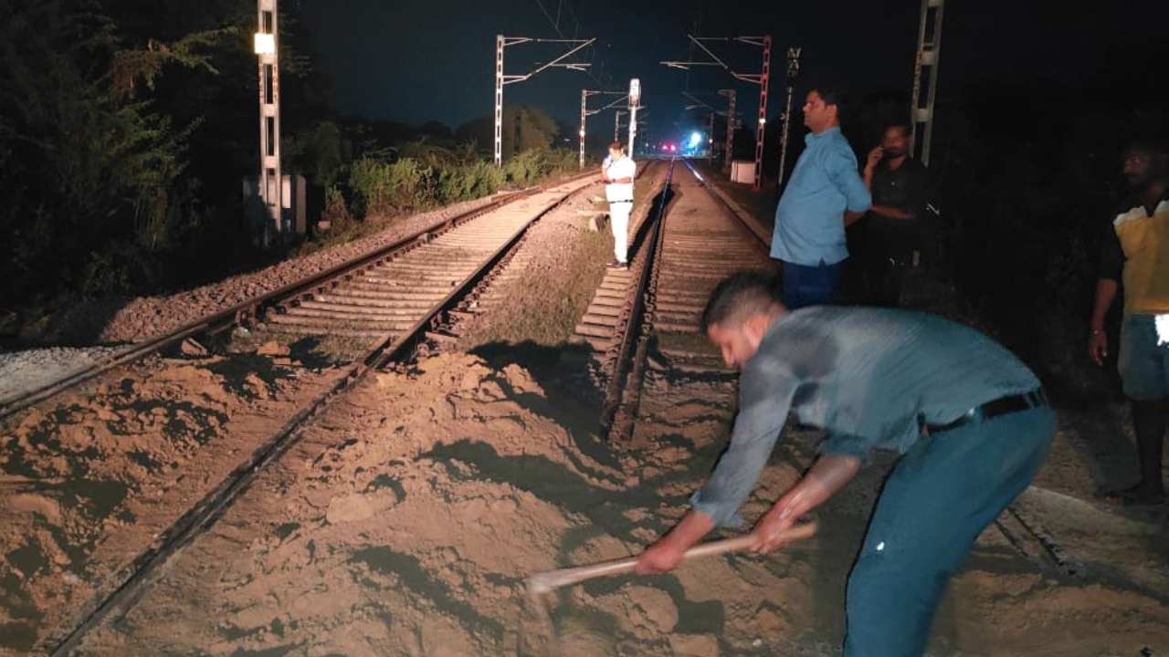 Raebareli Railway Track: रायबरेली रेलवे ट्रैक पर मिट्टी का ढेर किसने लगाया? लोको पायलट की सूझबूझ से टला हादसा