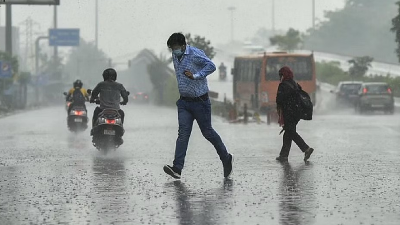 Rain Alert In MP: मध्य प्रदेश के 18 जिलों में बारिश की संभावना, ठंड बढ़ने के संकेत