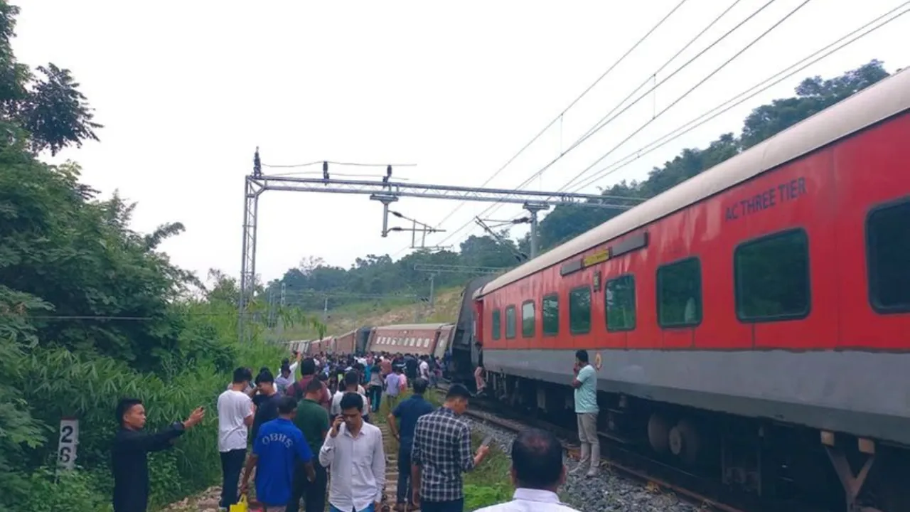 Train Derail: पटरी से उतरे अगरतला-लोकमान्य तिलक टर्मिनस के 8 डिब्बे, हेल्पलाइन नंबर जारी