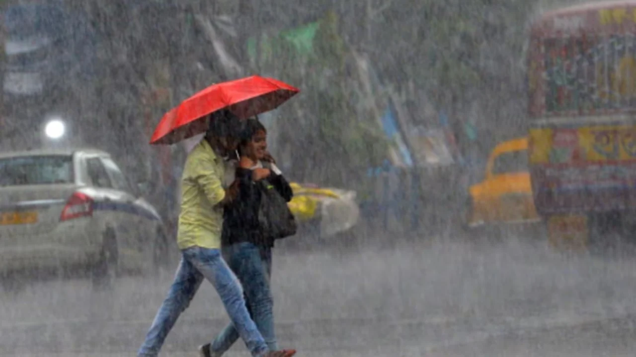 UP Weather: यूपी में बारिश की री-एंट्री, आज प्रयागराज समेत इन जिलों में बदलेगा मौसम का मिजाज