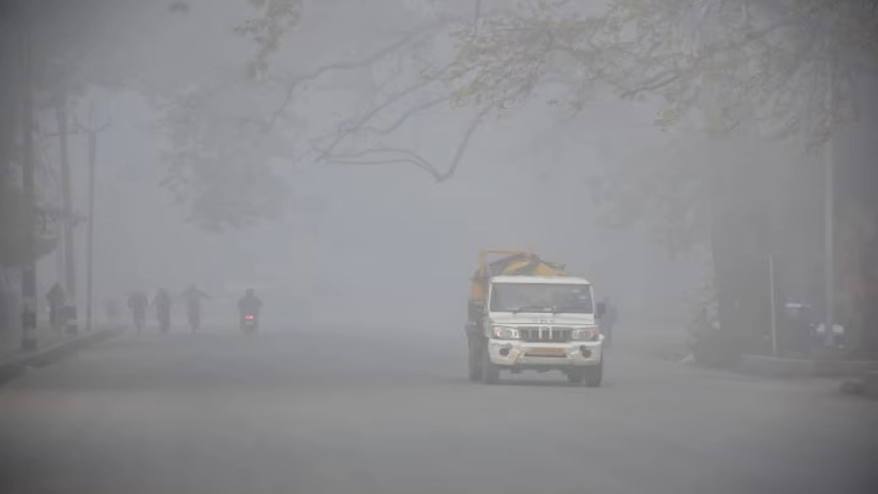 UP Weather: यूपी में गुलाबी ठंड की दस्तक! इस जिले में 16 डिग्री तक पहुंचा तापमान