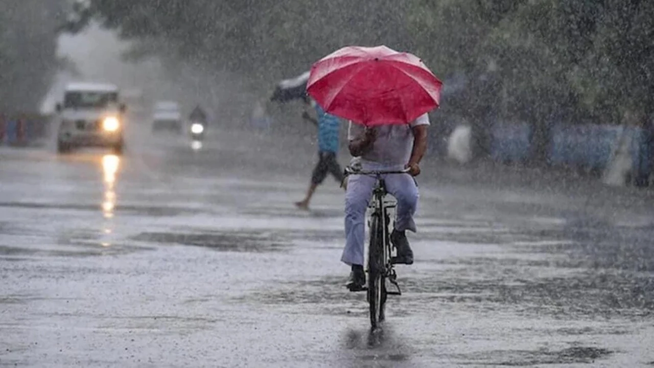 UP Weather: धनतेरस से पहले यूपी में बारिश की एंट्री! इन जिलों में मचाएगी आफत