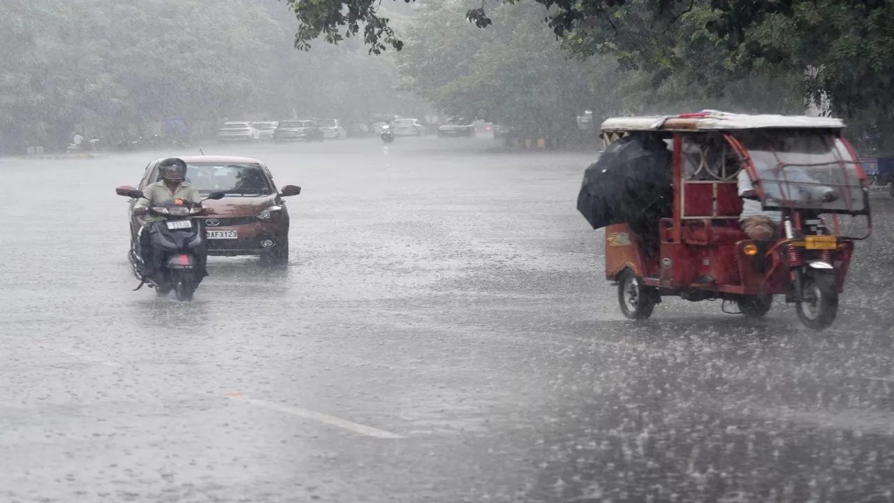 UP Weather: वाराणसी समेत यूपी के इन जिलों में होगी जमकर बारिश, कहीं धनतेरस का मजा ना हो जाए किरकिरा!