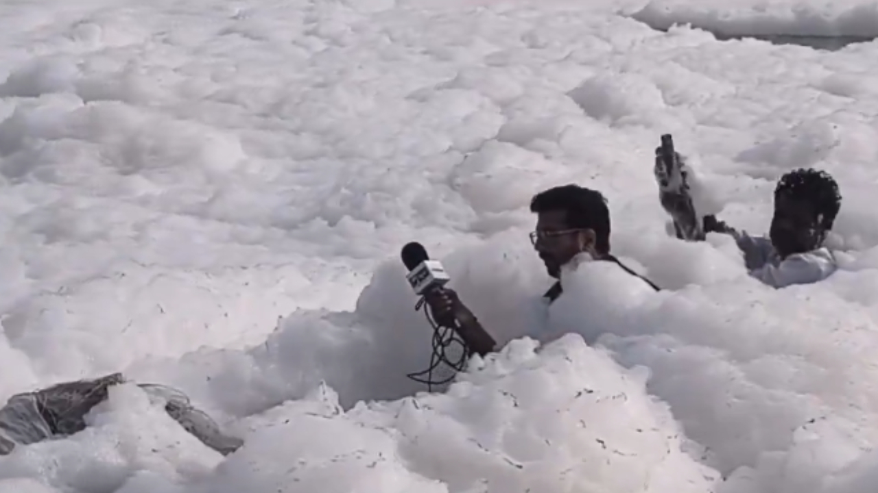 Yamuna River Floating Foam Video: यमुना में जल प्रदूषण ने फिर बढ़ाया लोगों की चिंता, चारों तरफ झाग और धुआं