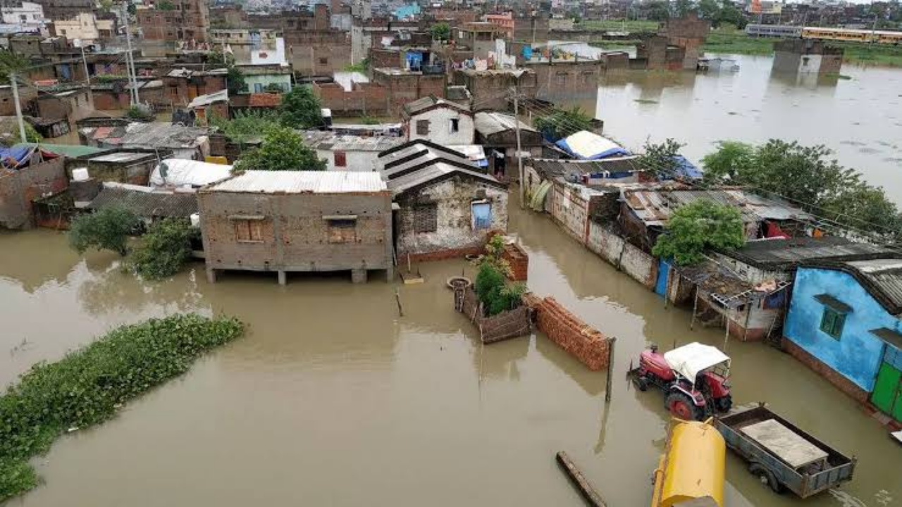 Bihar Flood: तबाही का सिलसिला जारी! 20 साल पुराना रिंग बांध टूटा, नांव पर लोग डाल रहे बसेरा