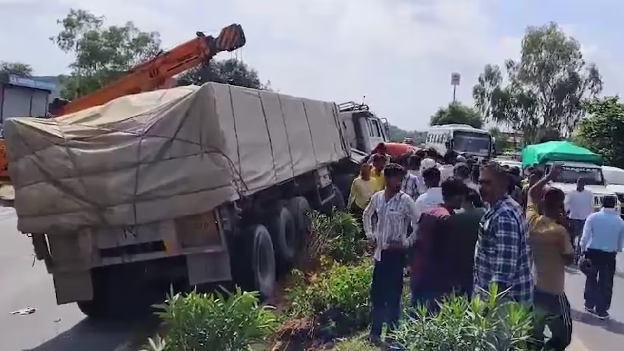 Sikar News: दर्दनाक हादसा! कंटेनर से ट्रक की हुई भयंकर टक्कर, चालक की मौत