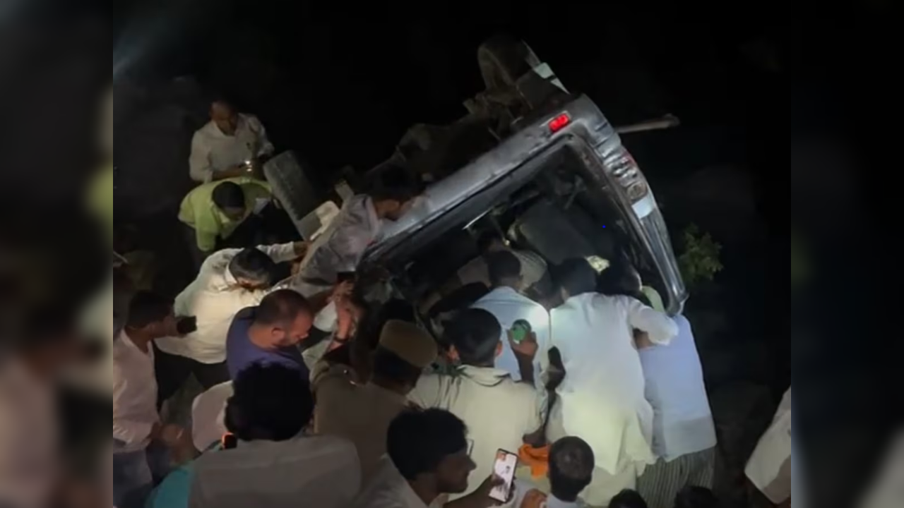 Jaipur Road Accident: बेकाबू कार ने खोया आपा! 100 फीट गहरी खाई में गिरी कार, बाल-बाल बचे श्रद्धालु