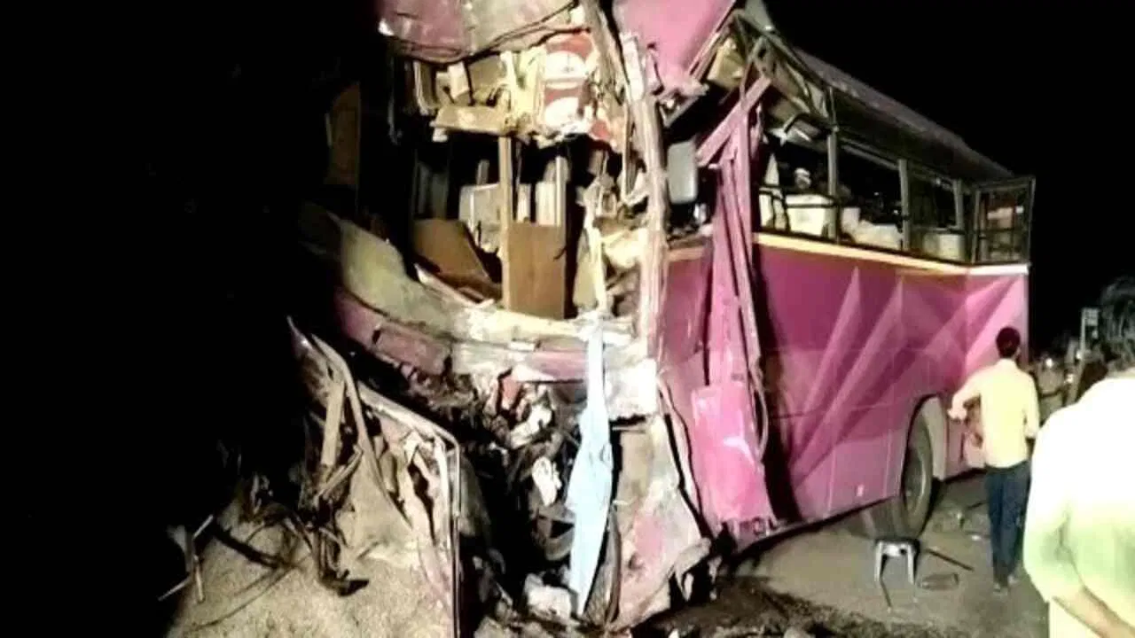 UP Road Accident:  यमुना एक्सप्रेसवे पर दर्दनाक हादसा! ट्रक से टकराई स्लीपर बस, दर्जनों लोग घायल