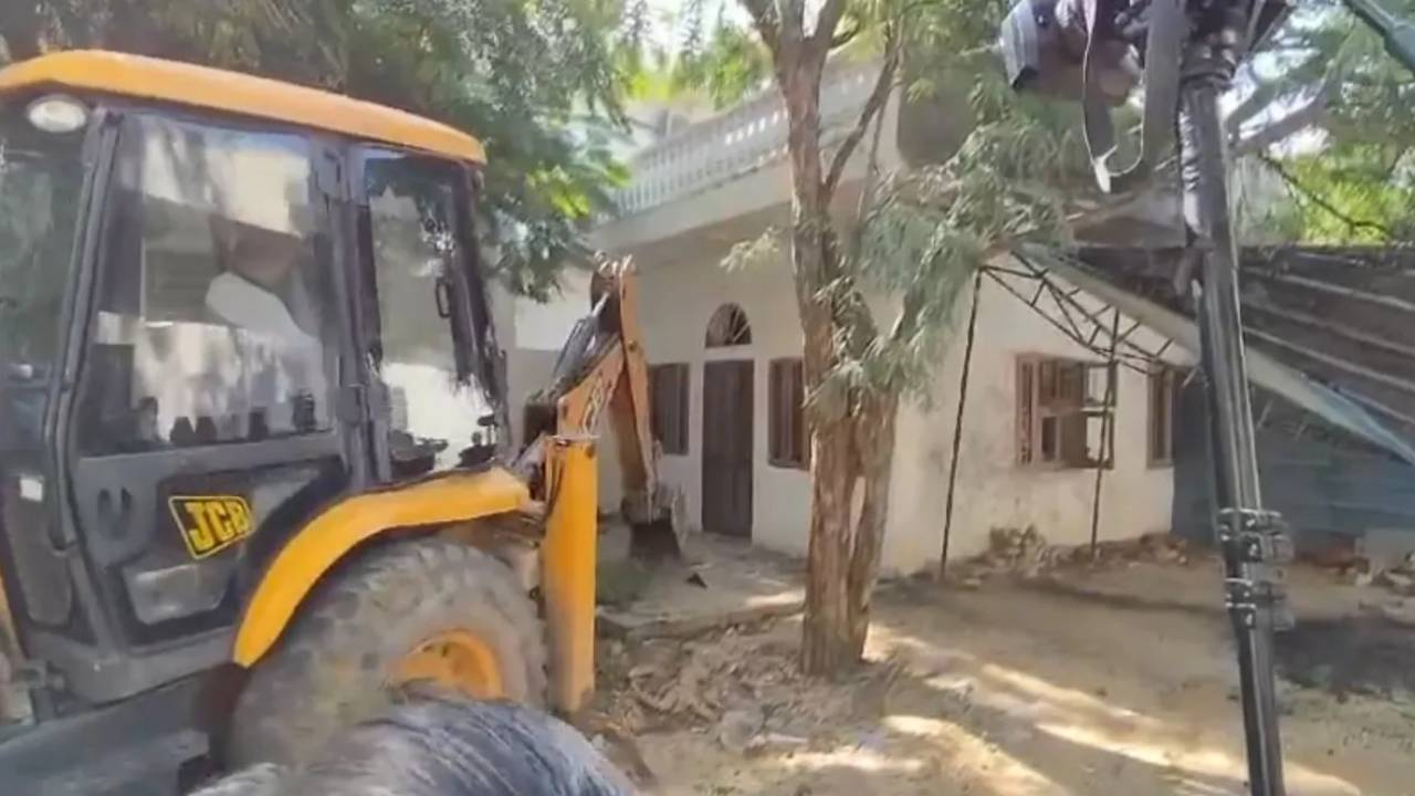 Bulldozer Action: RSS के कार्यकर्ताओं पर चाकू से हमला करने के मामले में बड़ा एक्शन, आरोपी के घर चला बुलडोजर