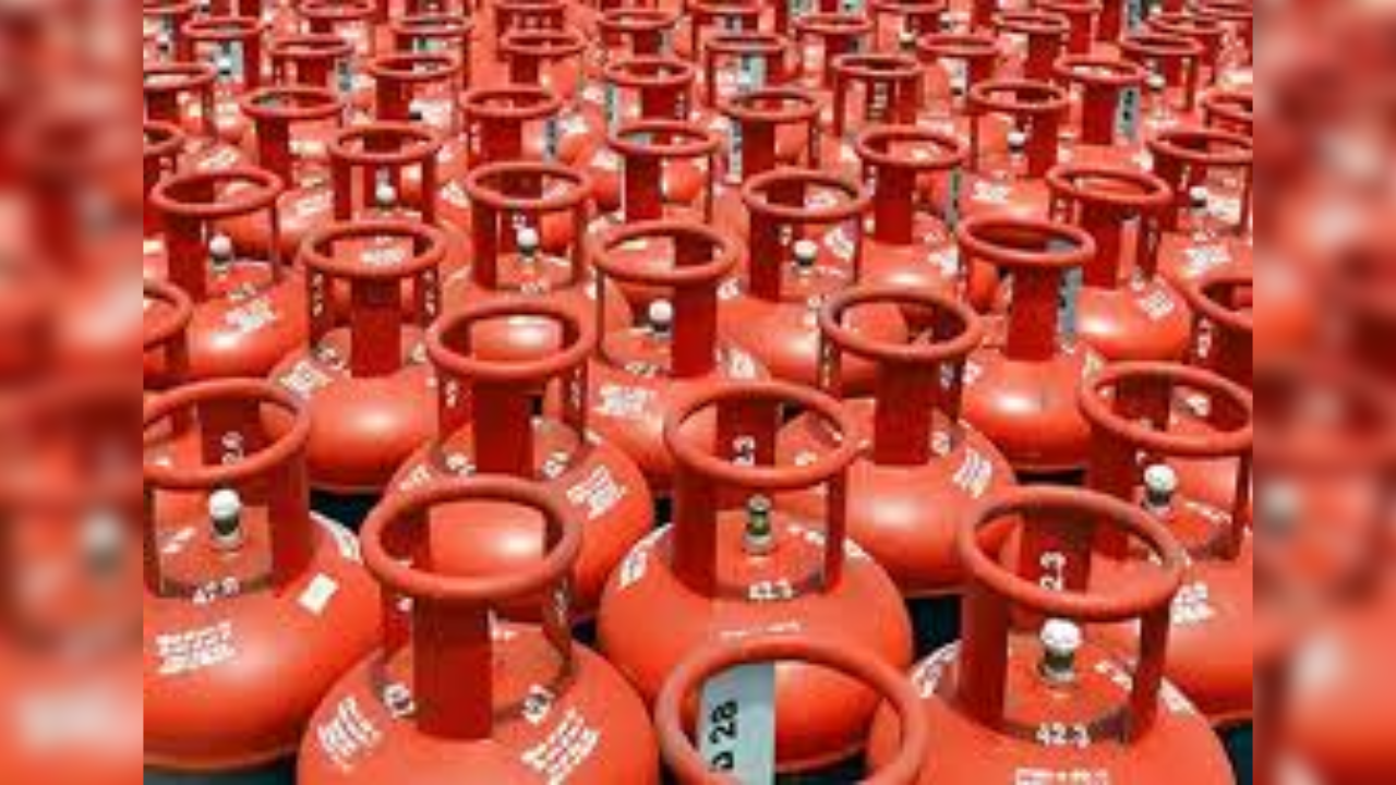 LPG Gas Cylinder:  त्योहारी सीजन में महंगाई की मार…नहीं मिल पाएगा 450 रुपये वाला रियायती LPG सिलेंडर